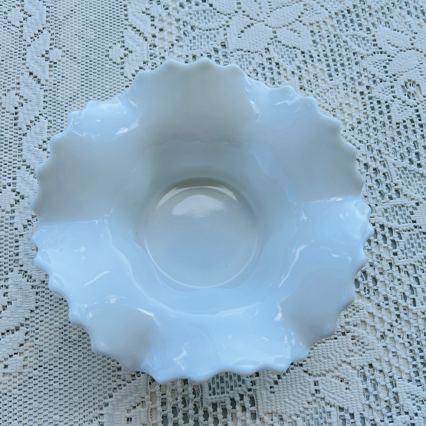 Hobstar White Ruffle Bowl