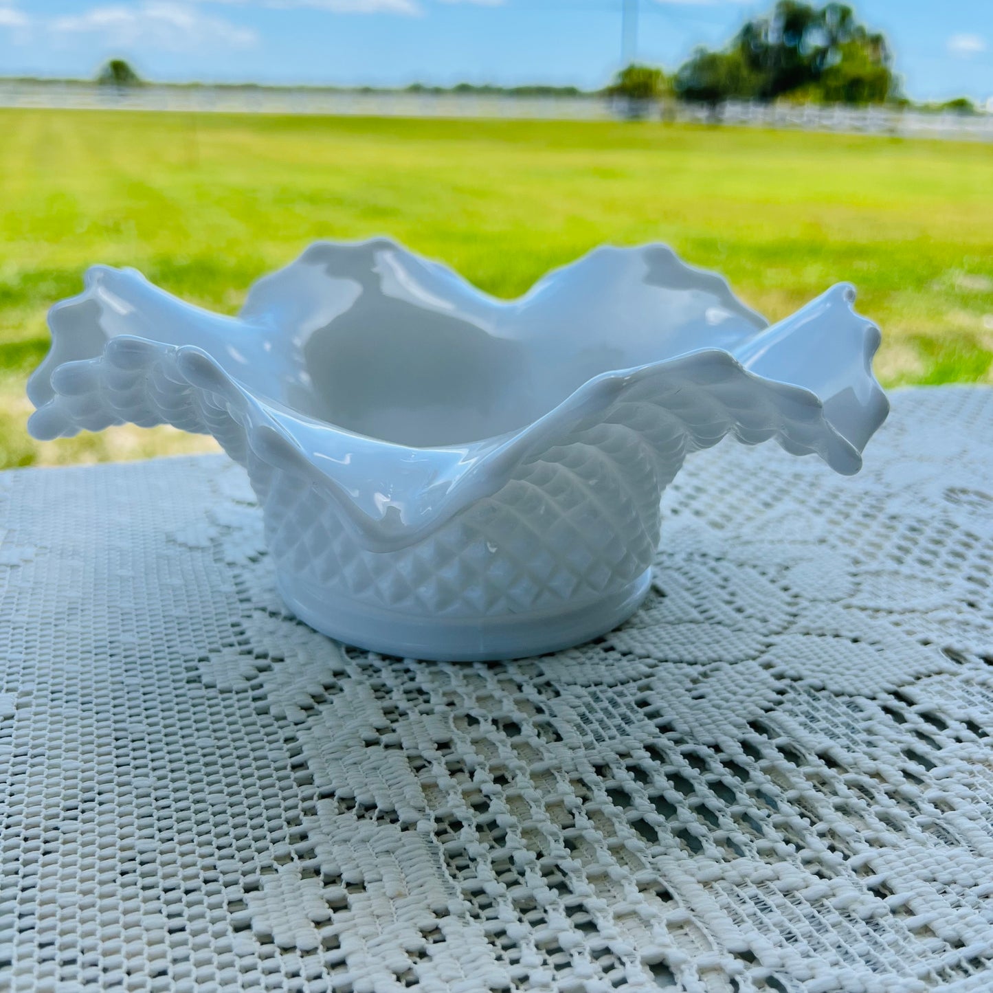 Hobstar White Ruffle Bowl